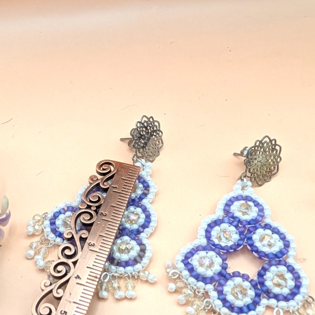 Boho Hängeohrringe aus Glasperlen in Weiß/Violett, handmade