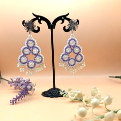 Boho Hängeohrringe aus Glasperlen in Weiß/Violett, handmade