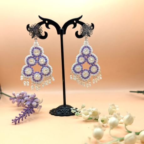 Boho Hängeohrringe aus Glasperlen in Weiß/Violett, handmade