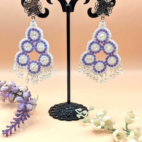 Boho Hängeohrringe aus Glasperlen in Weiß/Violett, handmade