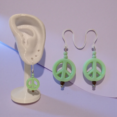 Ohrring mit PEACE Symbol