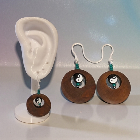 Ohrring mit Holzanhänger