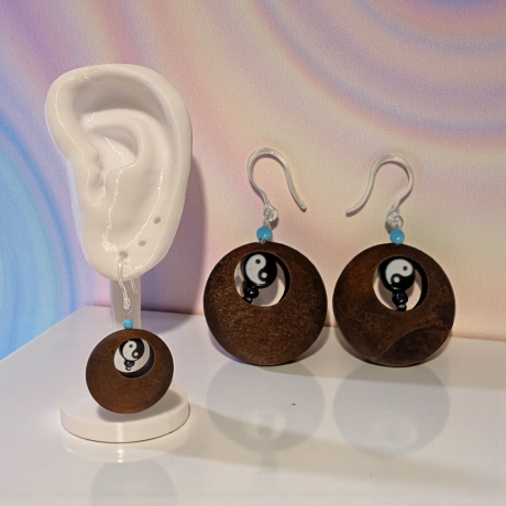 Ohrring mit Holzanhänger