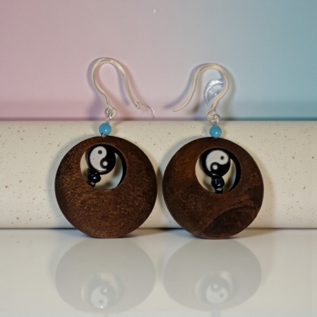 Ohrring mit Holzanhänger