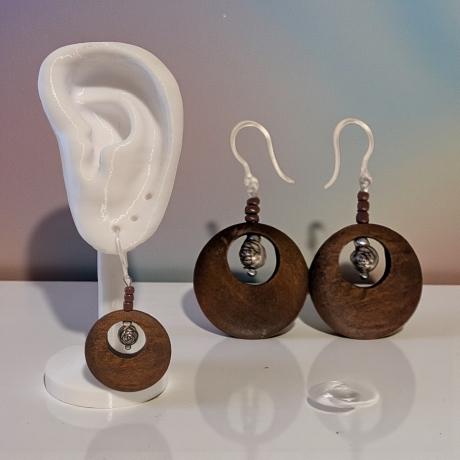 Ohrring mit Holzanhänger