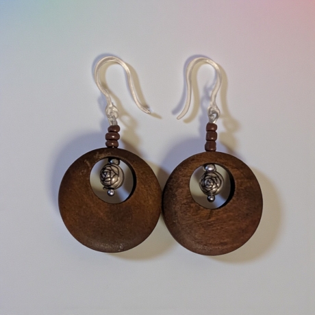 Ohrring mit Holzanhänger