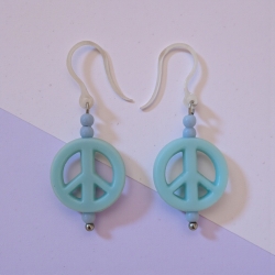 Ohrring mit PEACE Symbol