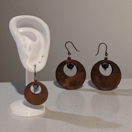 Ohrring mit Holzanhänger