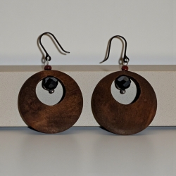 Ohrring mit Holzanhänger