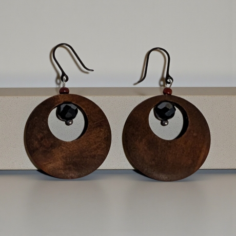 Ohrring mit Holzanhänger