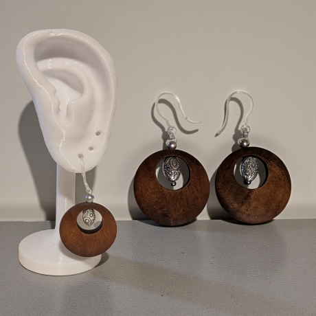 Ohrring mit Holzanhänger