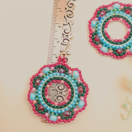 Boho Hängeohrringe aus Glasperlen in Rot/Blau/Gold, handmade