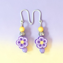 Farbenfrohe Ohrringe mit Blumenperlen
