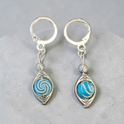 silberfarbene Ohrringe mit blauer Perle