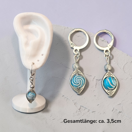 silberfarbene Ohrringe mit blauer Perle