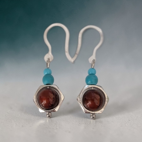 silberfarbene Ohrringe mit Perle