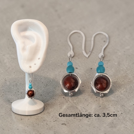 silberfarbene Ohrringe mit Perle