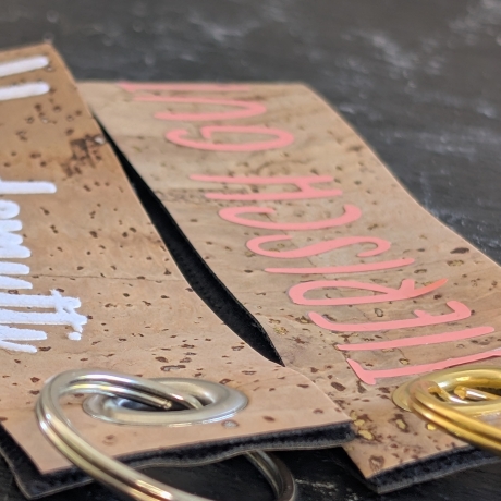 Kork-Begleiter: personalisierbare Schlüsselanhänger aus Korkstoff