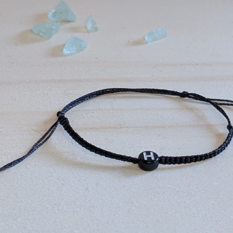 personalisiertes Armband Buchstabe | Schwarz, Weiß, Gold, Silber