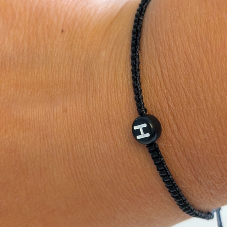 personalisiertes Armband Buchstabe | Schwarz, Weiß, Gold, Silber