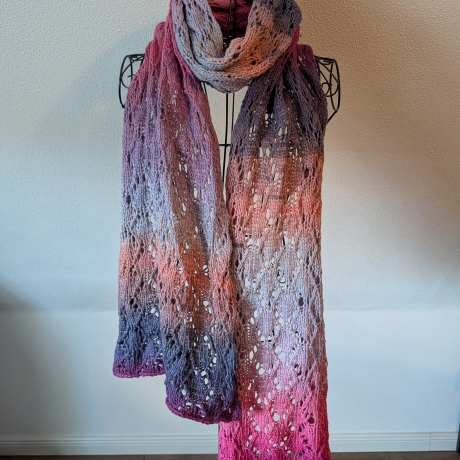 Schal mit schönem Farbverlauf - handgestrickt 