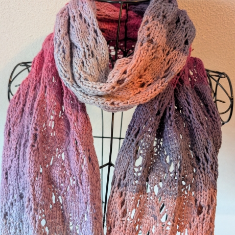 Schal mit schönem Farbverlauf - handgestrickt 