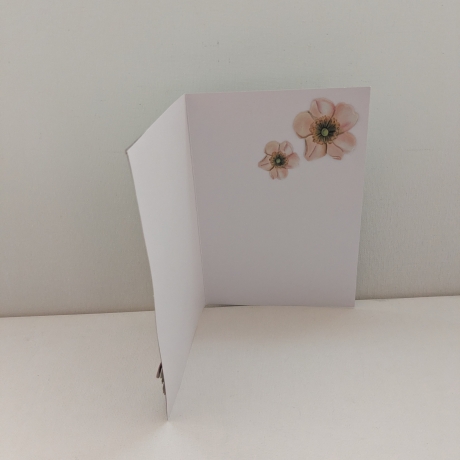 Weihnachtskarte mit rosafarbenen Blumen