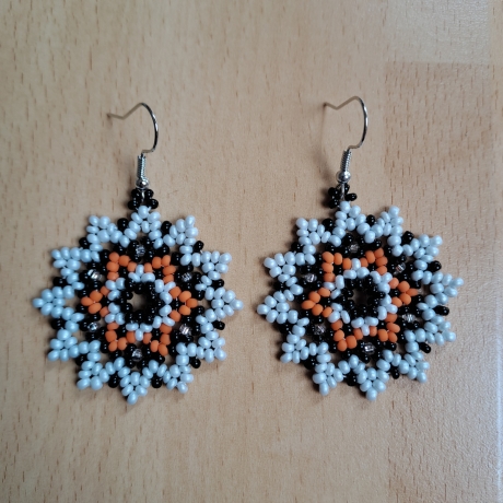 Ohrringe aus Perlen, weiß/schwarz/orange, Unikat