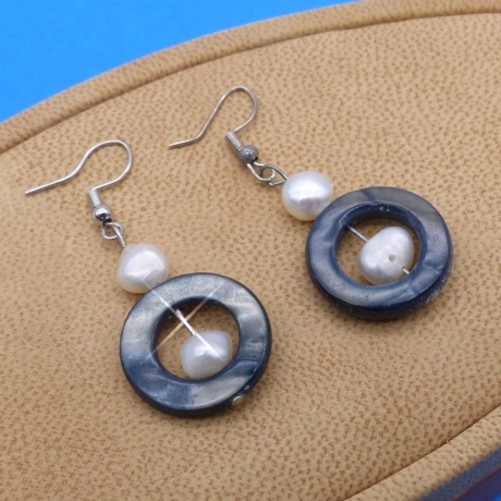 Ohrhänger, Perlmuttohrringe, Ringe + Perlen, 6 cm, grau weiß