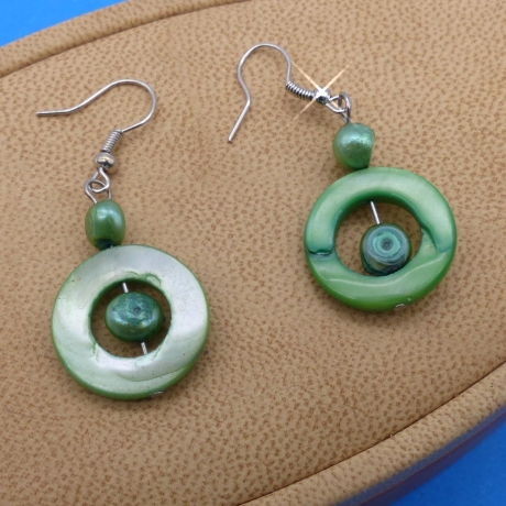 Ohrhänger, Perlmuttohrringe, grün, Ringe + Perlen, ca. 6 cm