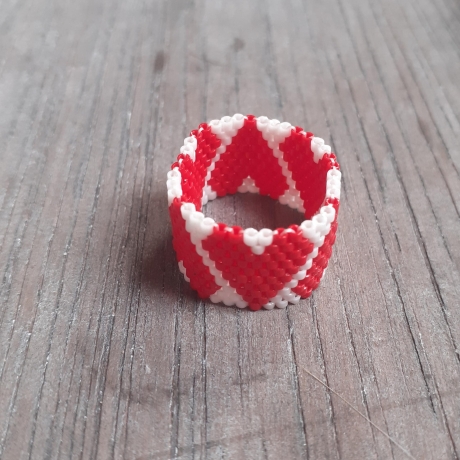 Ring aus Miyuki Delicas, Herz - Motiv,rot/weiß