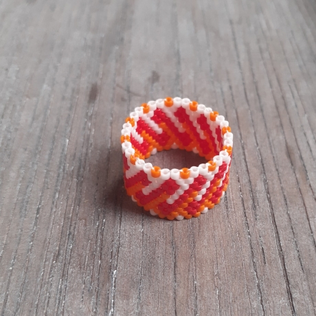 Ring aus Miyuki Delicas,orange/rot/weiß