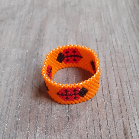 Ring aus Miyuki Delicas, Marienkäfer - Motiv