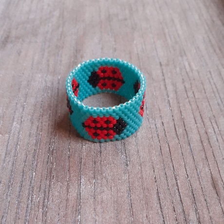 Ring aus Miyuki Delicas, Marienkäfer - Motiv