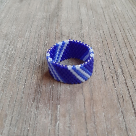 Ring aus Miyuki Delicas,blau schräg gestreift,Unikat