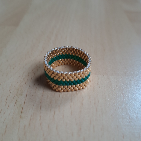 Ring aus Miyuki Delicas,gold/grün, Handarbeit