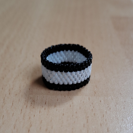 Ring aus Miyuki Delicas,schwarz/weiß Unikat