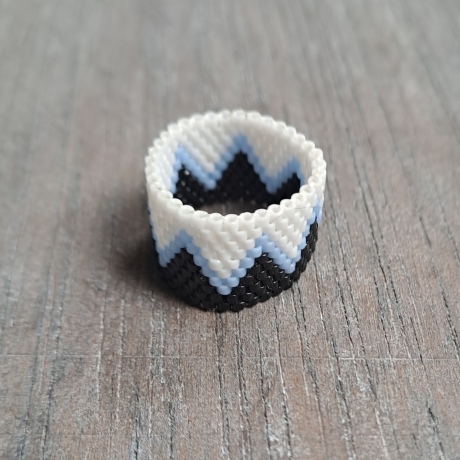 Ring aus Miyuki Delicas,weiß/blau/schwarz ,Unikat