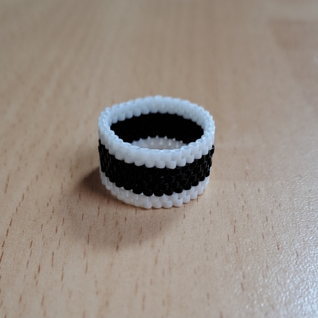 Ring aus Miyuki Delicas,weiß/schwarz , Unikat