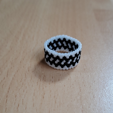 Ring aus Miyuki Delicas,weiß/schwarz gemustert, Unikat
