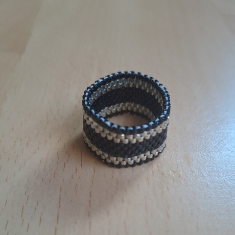 Ring aus Miyuki Delicas,schwarz/ silber, Unikat