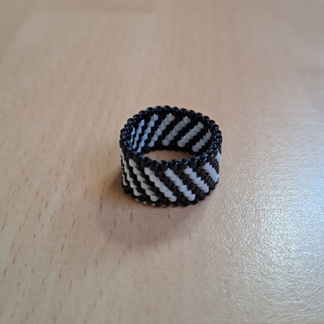 Ring aus Miyuki Delicas,schwarz/weiß Unikat