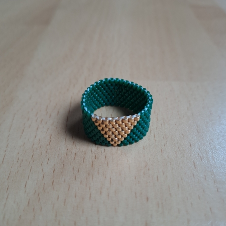 Ring aus Miyuki Delicas,grün/ gold, Handarbeit
