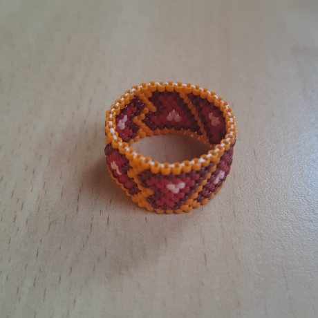 Ring aus Miyuki Delicas, orange mit Herzmotiv, Unikat
