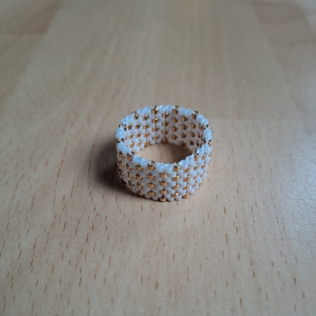 Ring aus Miyuki Delicas,weiß/ gold, Handarbeit,Unikat