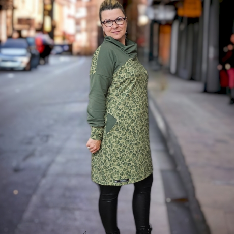 Longpulli Longhoodie Leo Grün mit raffiniertem Kragen