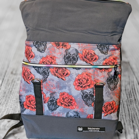 Rolltoprucksack Rucksack Sarah Skull grau rot