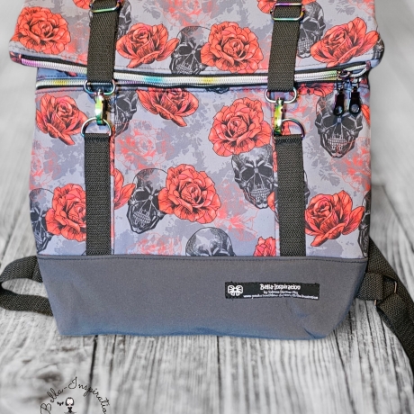 Rolltoprucksack Rucksack Sarah Skull grau rot