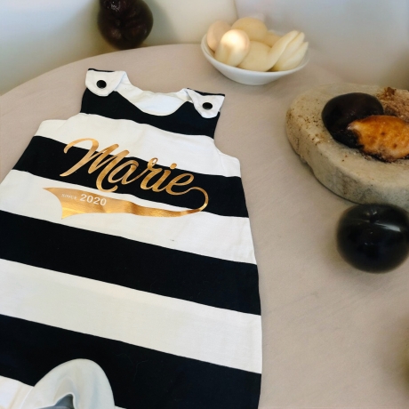 Strampler personalisierbar Babystrampler Streifen schwarz-weiß 