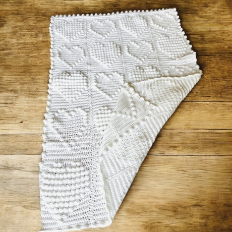 Babydecke gehäkelt weiß Herzen Häkeldecke Krabbeldecke Taufe